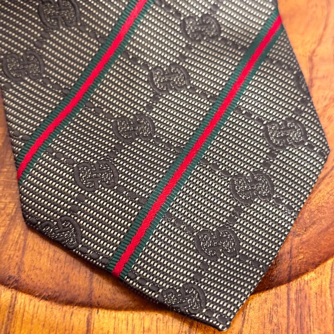 GUCCI　ネクタイ　グリーン×赤　ロゴグレイ　HR0642