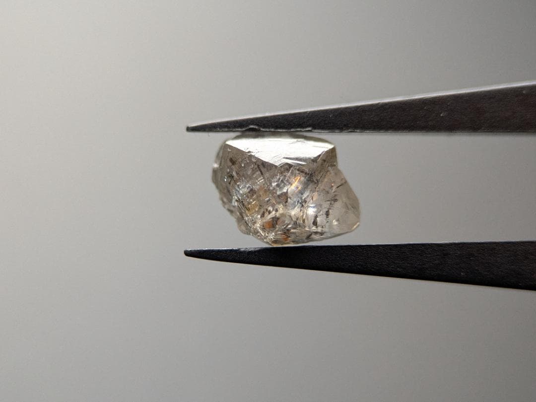 天然ダイヤモンド（トライゴン・蛍光アリ）　2.705カラット