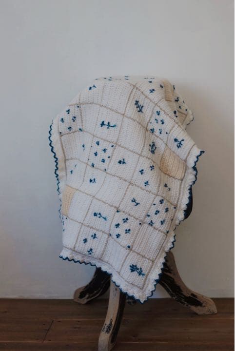 デルフトタイルのような手編みのブランケット