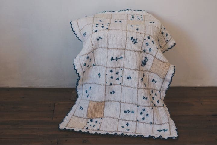 デルフトタイルのような手編みのブランケット