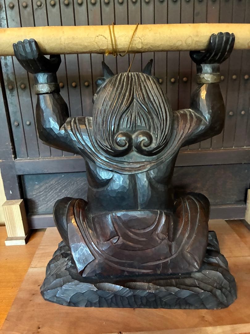 漆黒の鬼の軸受け　黒漆が塗布された鬼 掛け軸　ノミでザクザク彫られた鬼