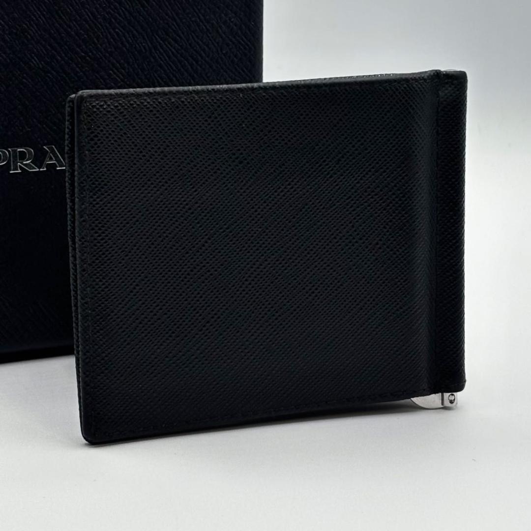 新品に近い プラダ 現行 箱付属 マネークリップ サフィアーノ 三角プレート 黒