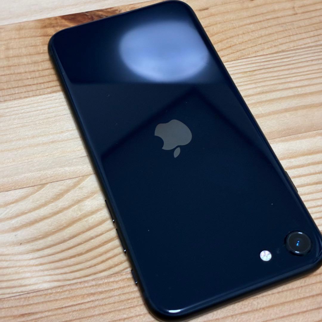 バッテリー新品　iPhoneSE第3世代64GB SIMフリー　美品　おまけ付き