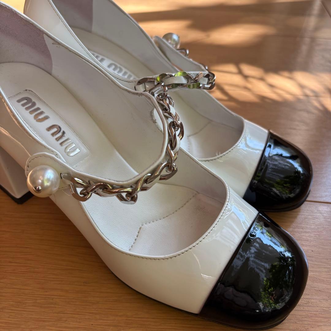 miumiuエナメルバイカラーパール付きパンプスAY