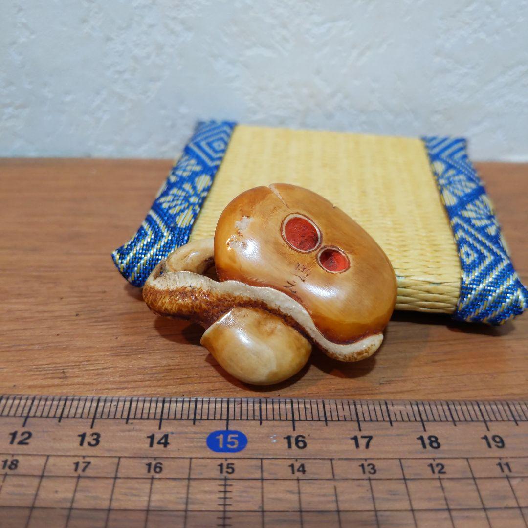 時代提物 超絶技巧根付 天然素材 在銘【茸と蝸牛】横幅約3.7cm 重さ約10ｇ