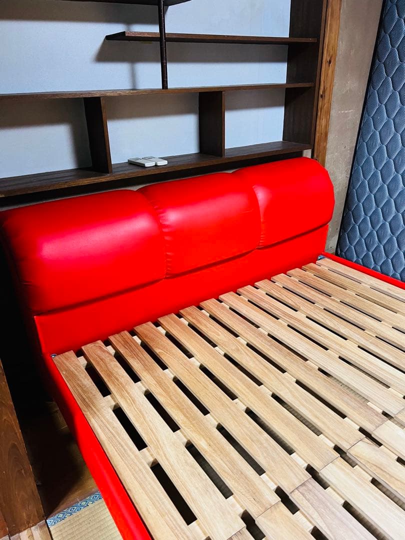 赤いクイーンベッドフレーム