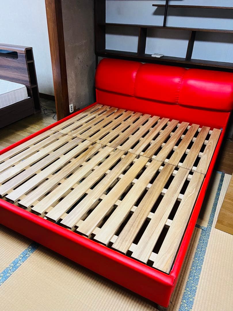赤いクイーンベッドフレーム