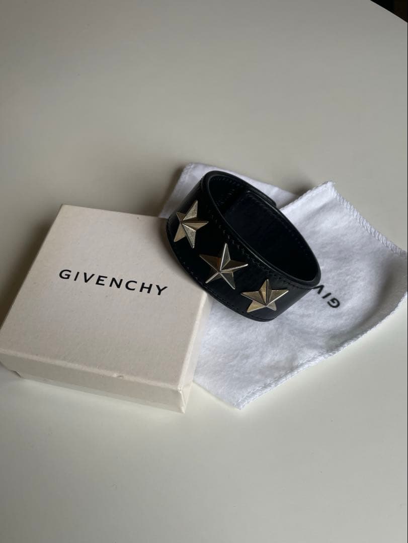 GIVENCHY ジバンシィ スタースタッズ レザーブレスレット バングル