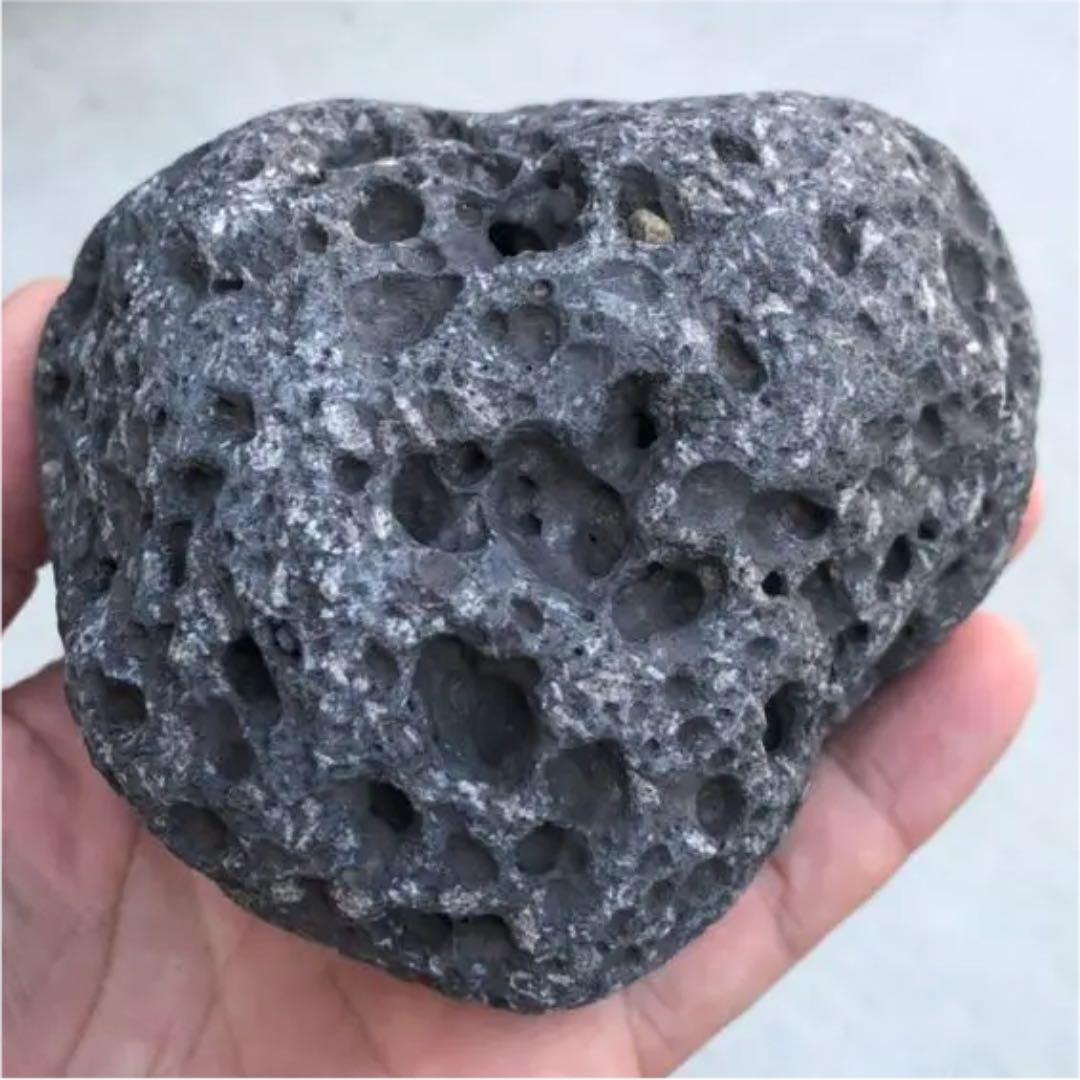 まん丸溶岩石◼️溶岩の穴がボコボコとあいていてかなりステキな雰囲気です。