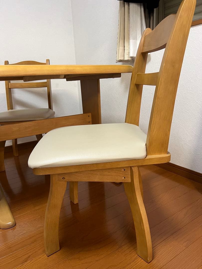 【引取り頂ける方限定】木製ダイニングテーブルと回転椅子2脚セット☆