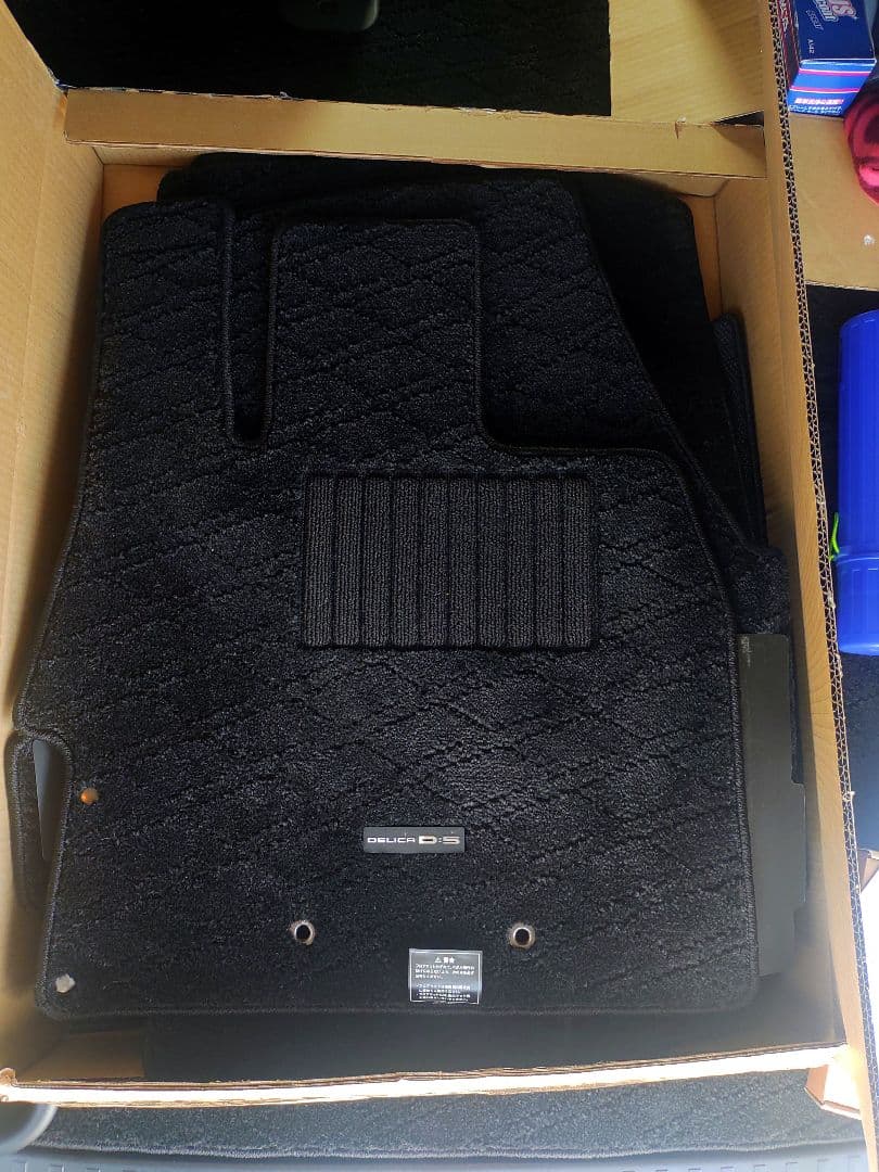ミツビシデリカD5 純正フロアマット 8人乗り 遮音 吸音 美品