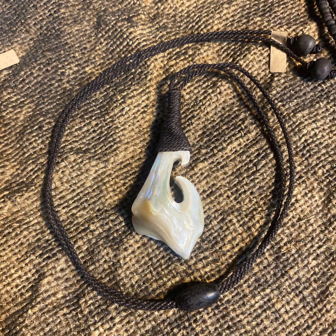 夜光貝のペンダント　「海の主の骨」　ハワイアンジュエリー　ボーンカービング