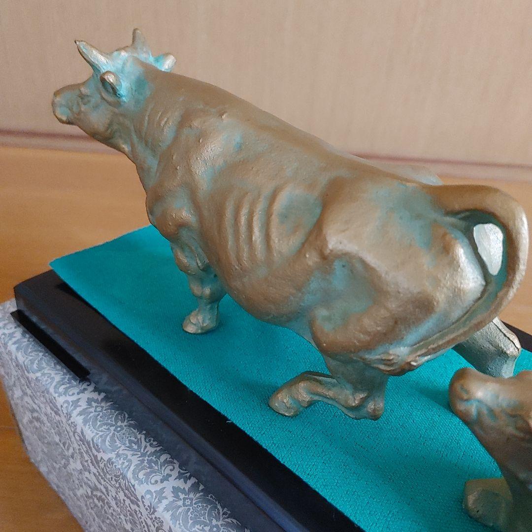 金色の牛と子牛の置物