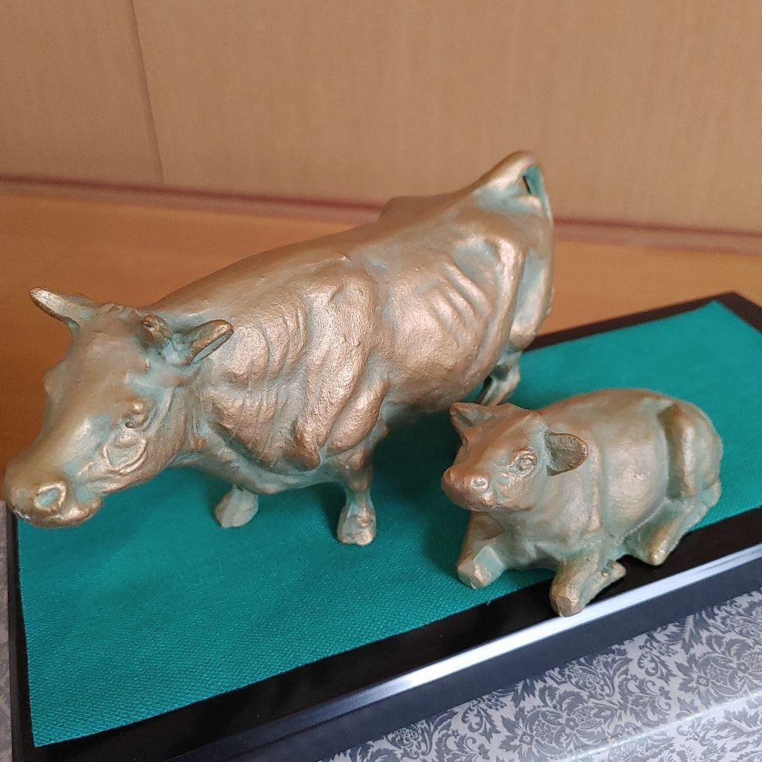 金色の牛と子牛の置物
