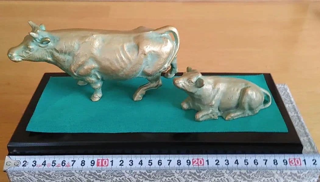 金色の牛と子牛の置物