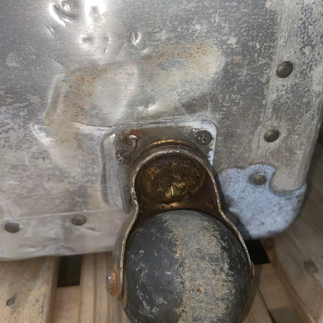 ヴィンテージアルミトランクケース タイヤ付き 店舗什器 インテリア