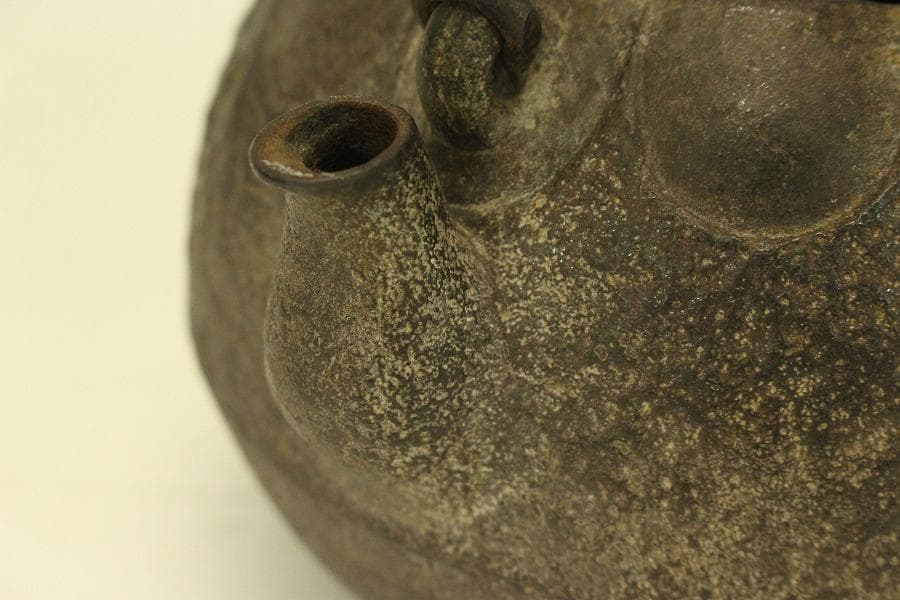 有山金生堂造 丸形 輪花 鉄瓶 在銘 時代物(A924)