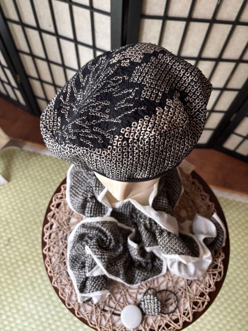 着物リメイク絞りのジレのセットアップ、ストール、ベレー帽可愛いジレです