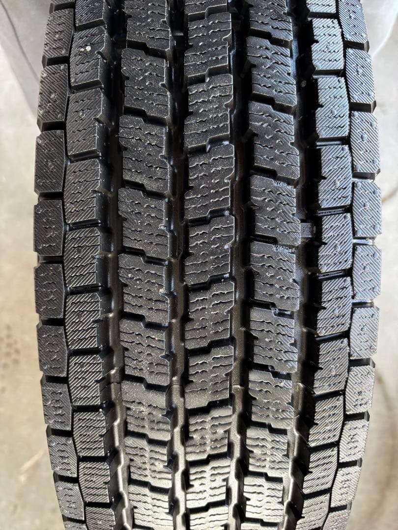 ハイエース　15インチスタッドレスタイヤセット