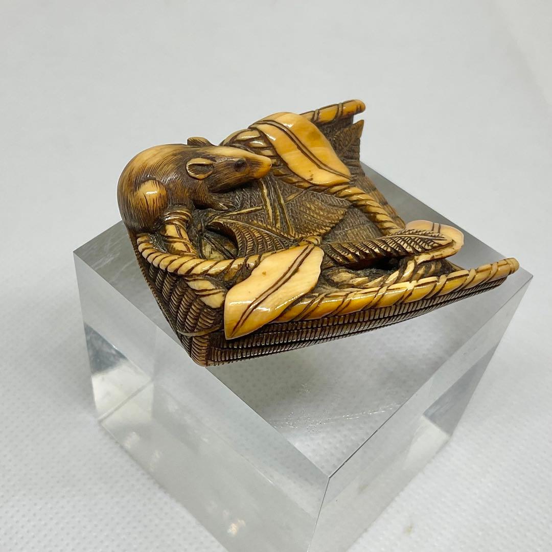 手箕に鼠根付　精密細工