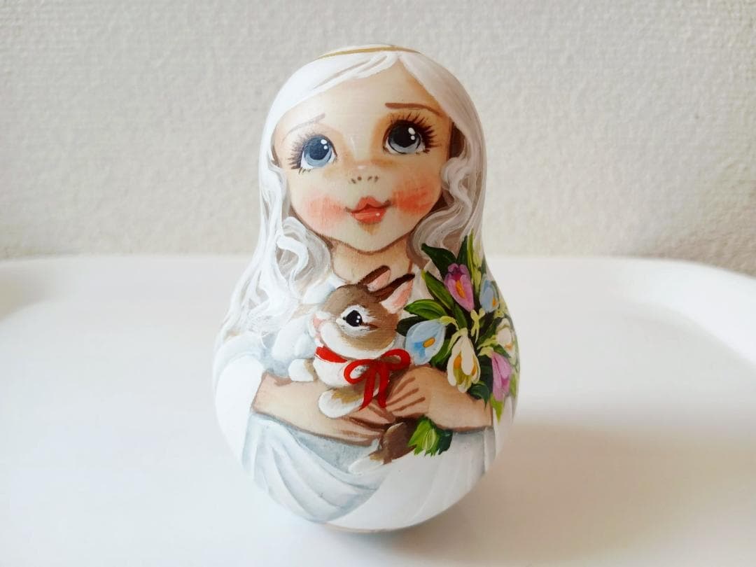 【CBT054】9cm級 おきあがりこぼし(大) スベトラーナうさぎを抱く女の子