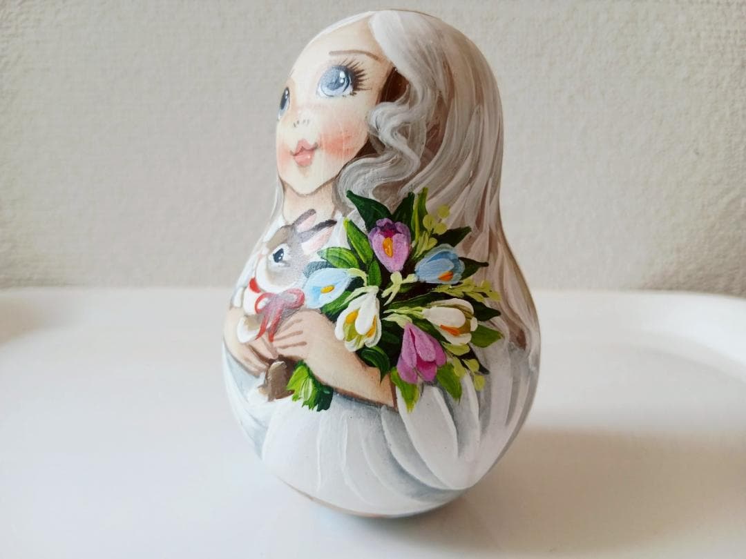 【CBT054】9cm級 おきあがりこぼし(大) スベトラーナうさぎを抱く女の子