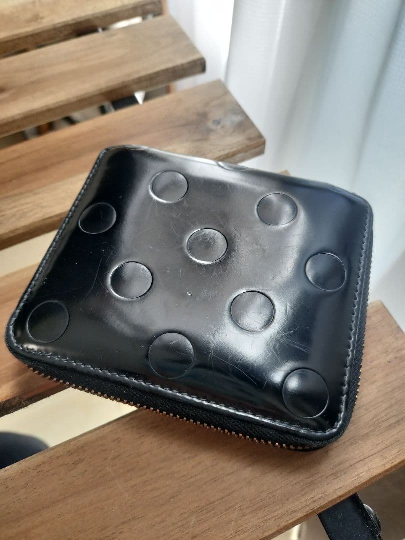 コムデギャルソン エナメルレザー ラウンドファスナー 二つ折り財布