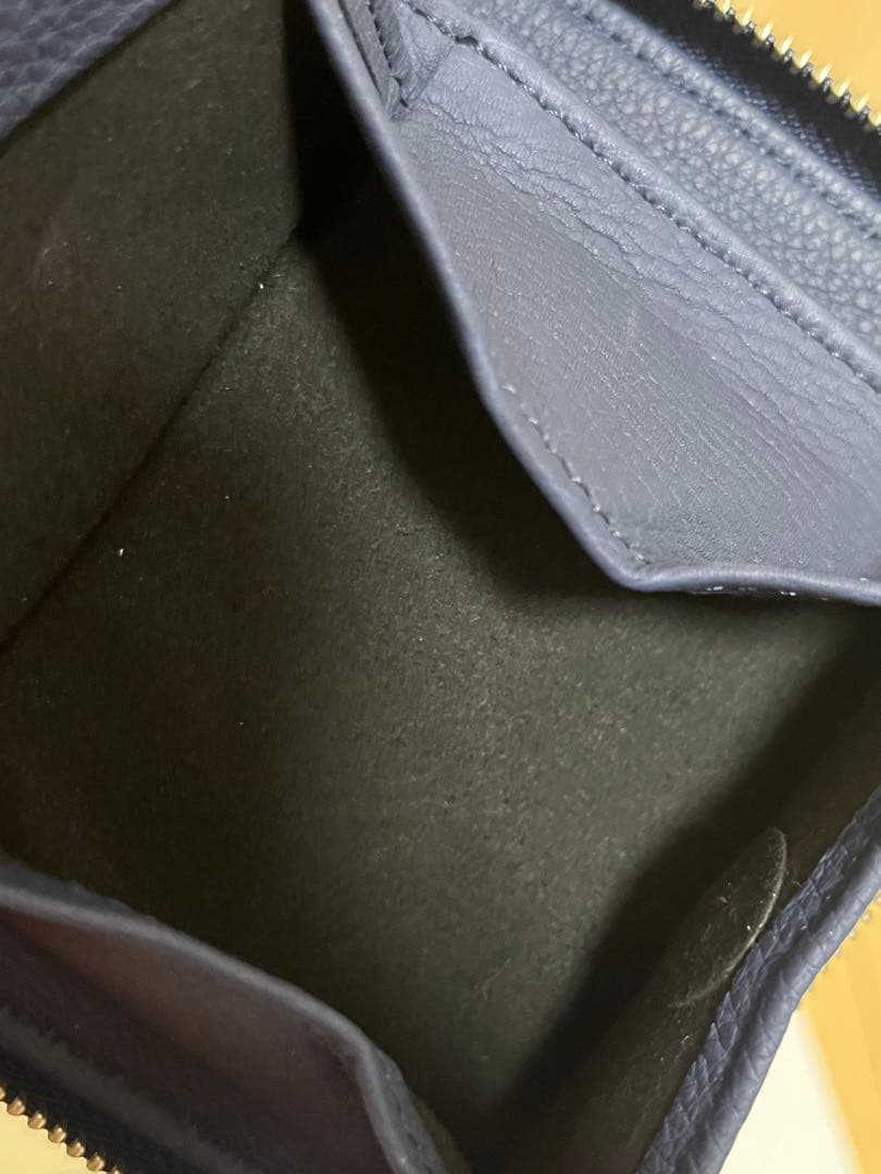 ERA. BUBBLE CALF ROUND PALM WALLET ネイビー