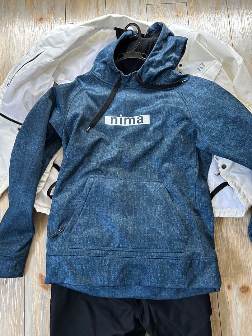 nima フード付きスウェットシャツとスノーボードウェアセット