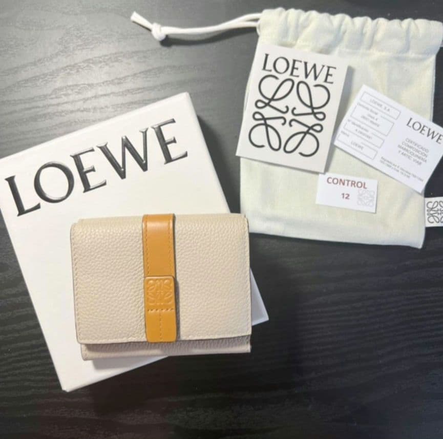 LOEWE 正規品トライフォールドウォレット ライトオーツ ハニー