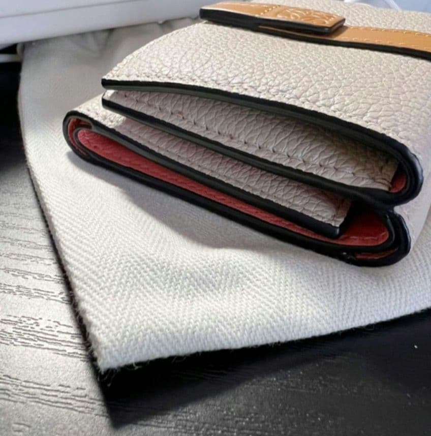 LOEWE 正規品トライフォールドウォレット ライトオーツ ハニー