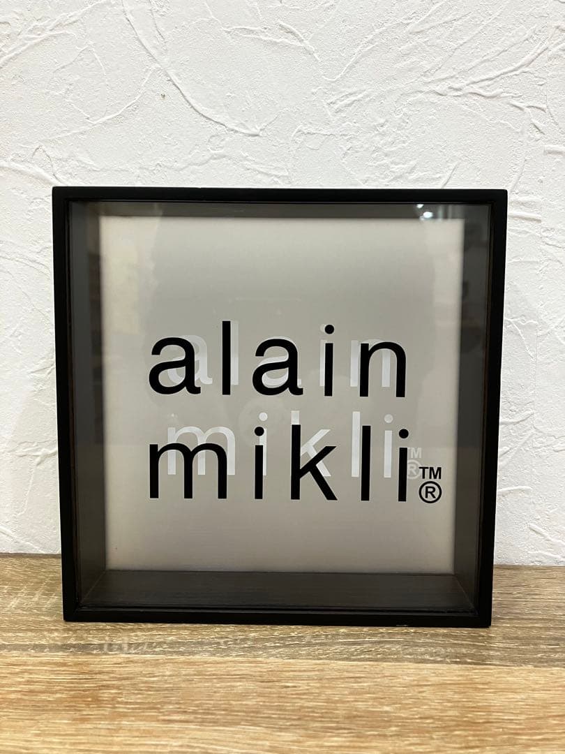 alainmikli アランミクリ ブランド ロゴ ディスプレイ