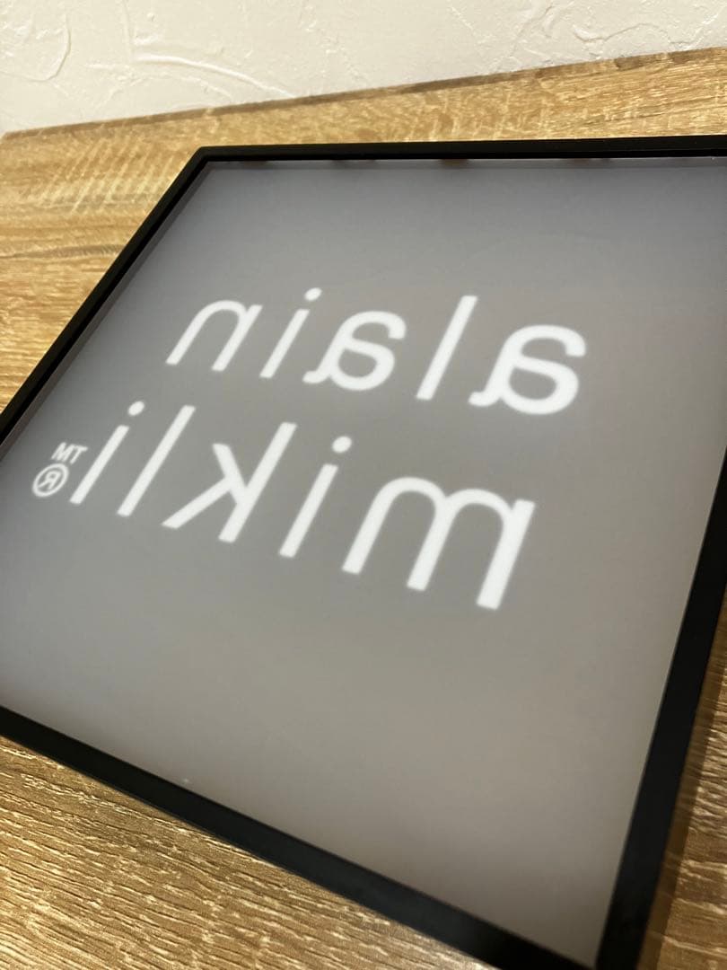 alainmikli アランミクリ ブランド ロゴ ディスプレイ