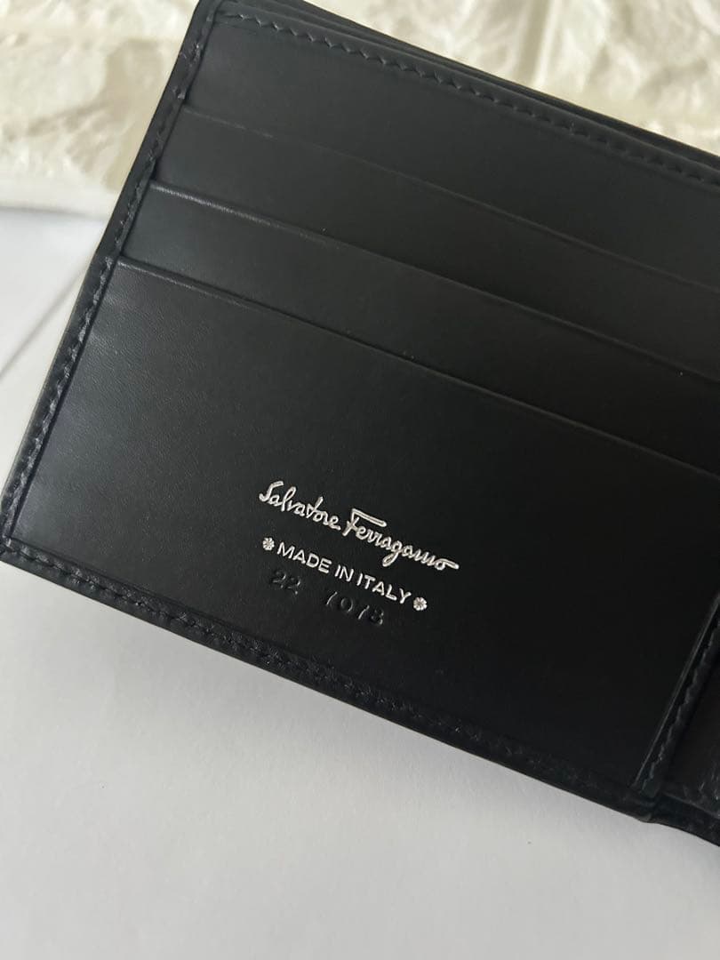 Ferragamo フェラガモ　二つ折り財布 ブラック　ガンチーニ