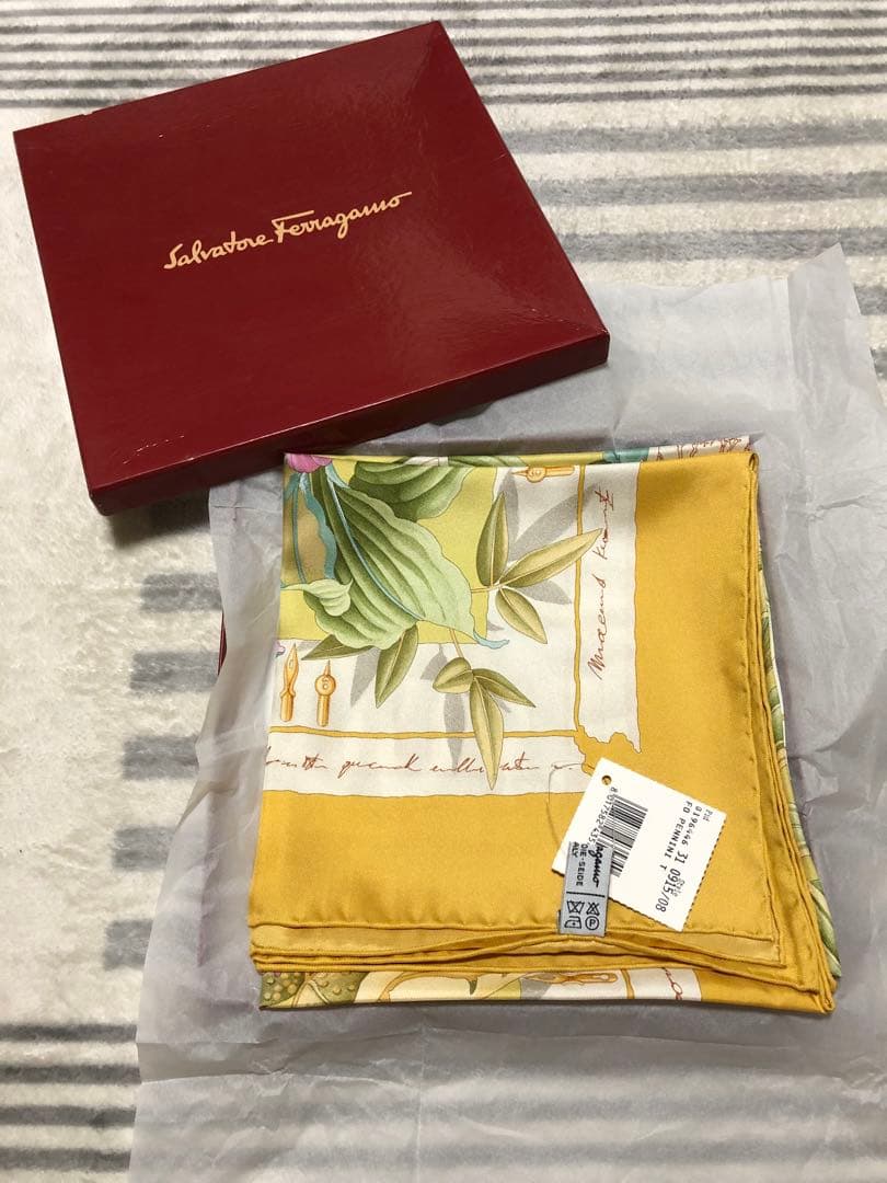 Salvatore Ferragamo シルクスカーフ 花柄