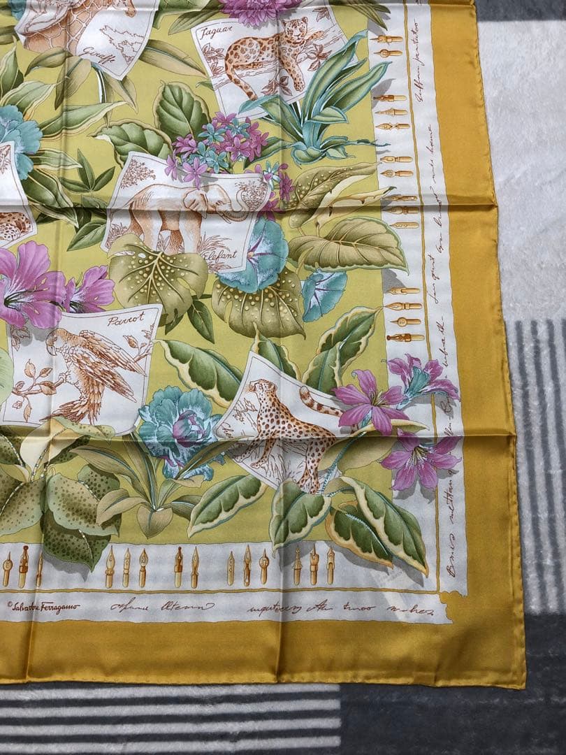 Salvatore Ferragamo シルクスカーフ 花柄