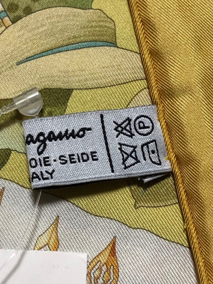 Salvatore Ferragamo シルクスカーフ 花柄