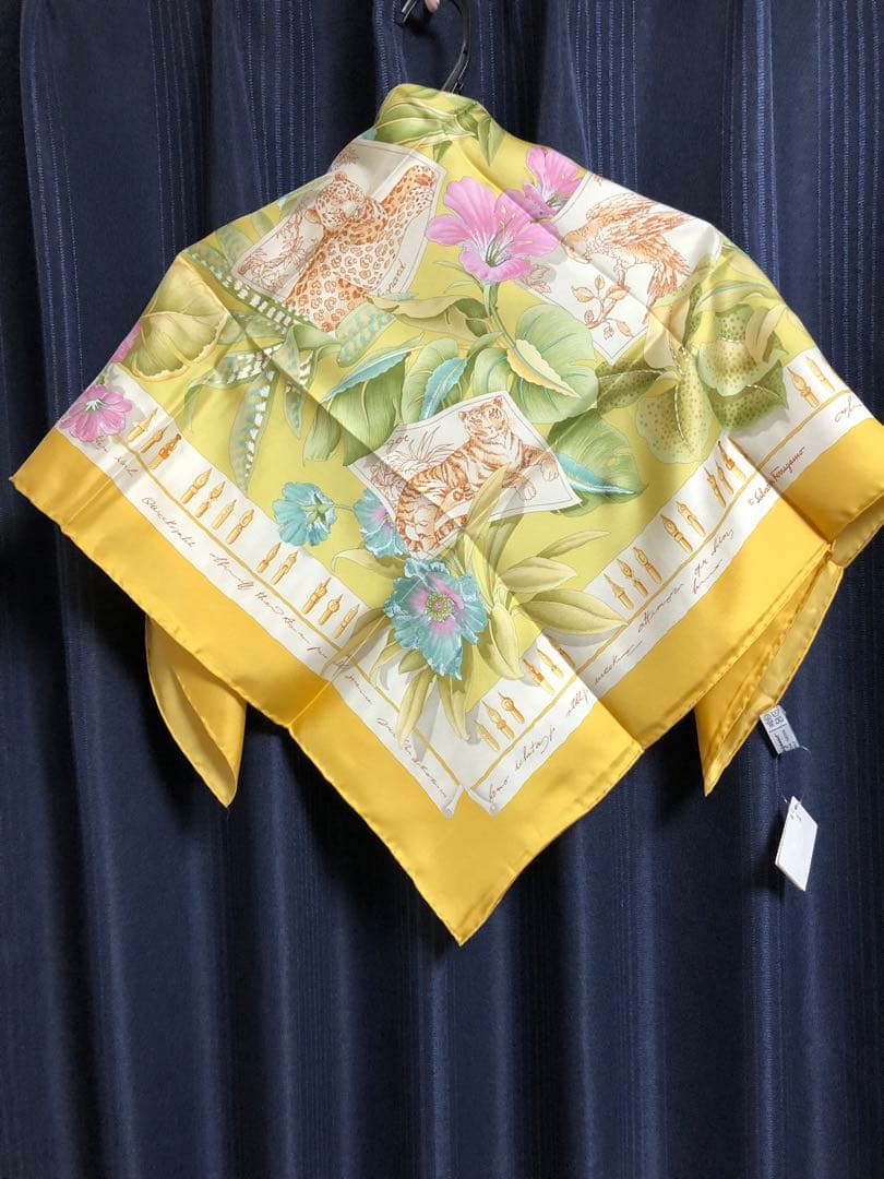 Salvatore Ferragamo シルクスカーフ 花柄
