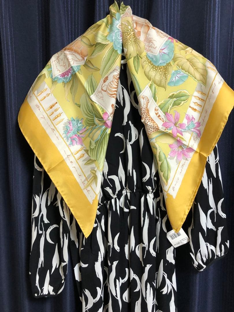 Salvatore Ferragamo シルクスカーフ 花柄
