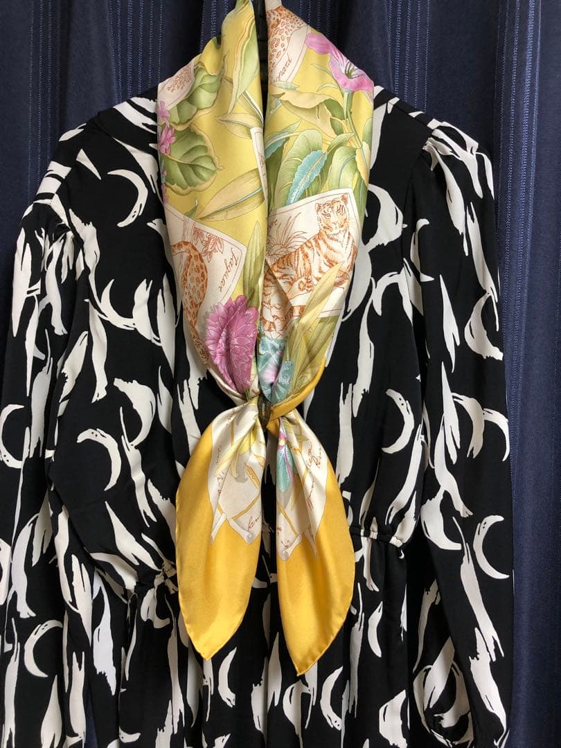 Salvatore Ferragamo シルクスカーフ 花柄