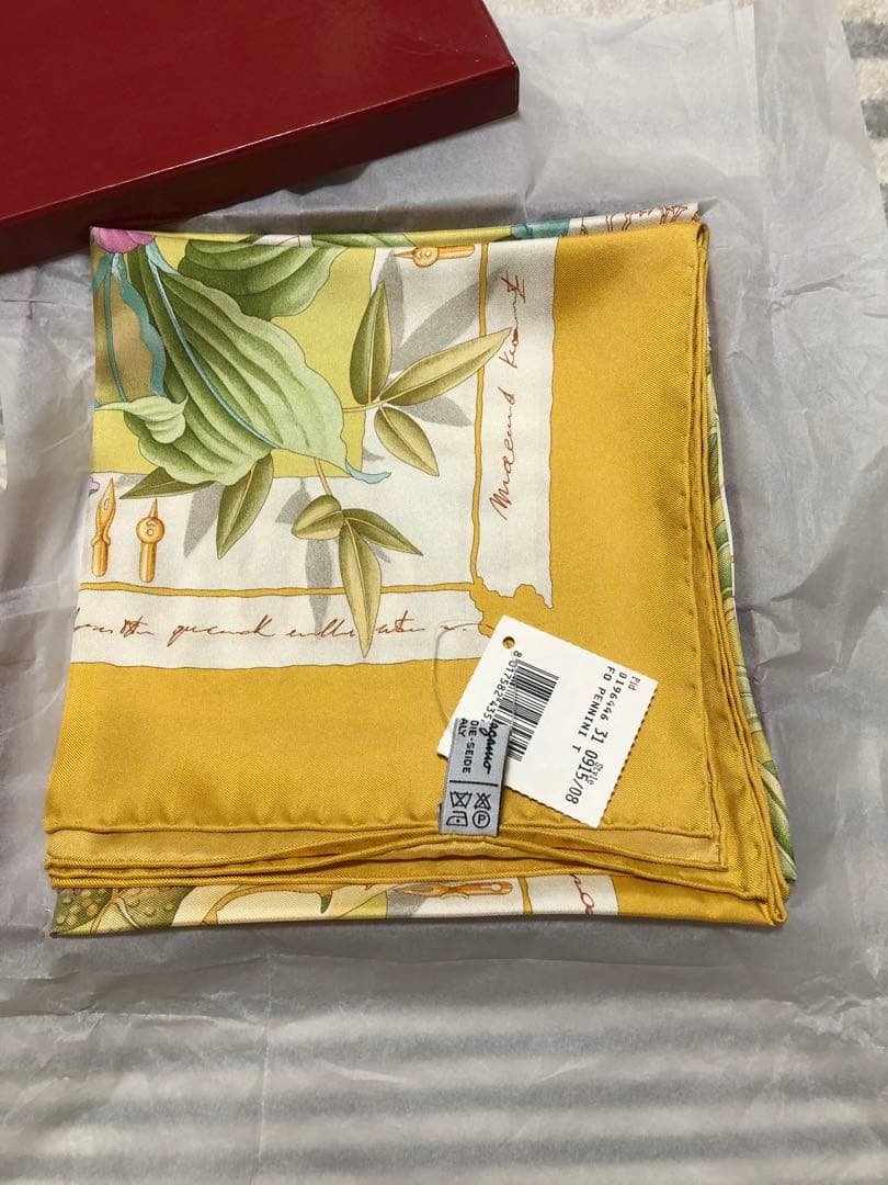 Salvatore Ferragamo シルクスカーフ 花柄