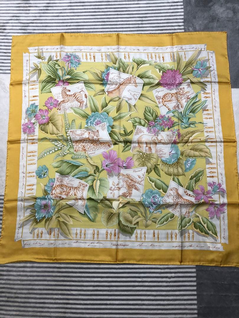 Salvatore Ferragamo シルクスカーフ 花柄
