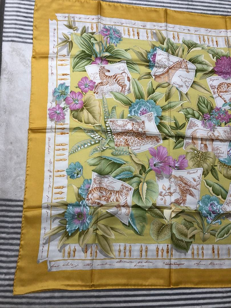 Salvatore Ferragamo シルクスカーフ 花柄