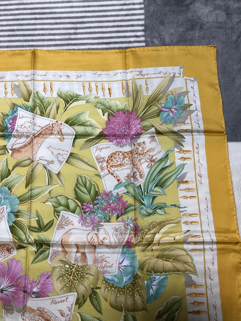 Salvatore Ferragamo シルクスカーフ 花柄