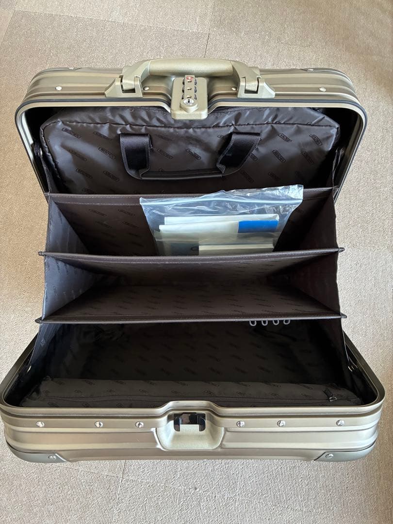 リモワ トパーズ チタニウム キャリー ケース 4輪 RIMOWA 機内持ち込み