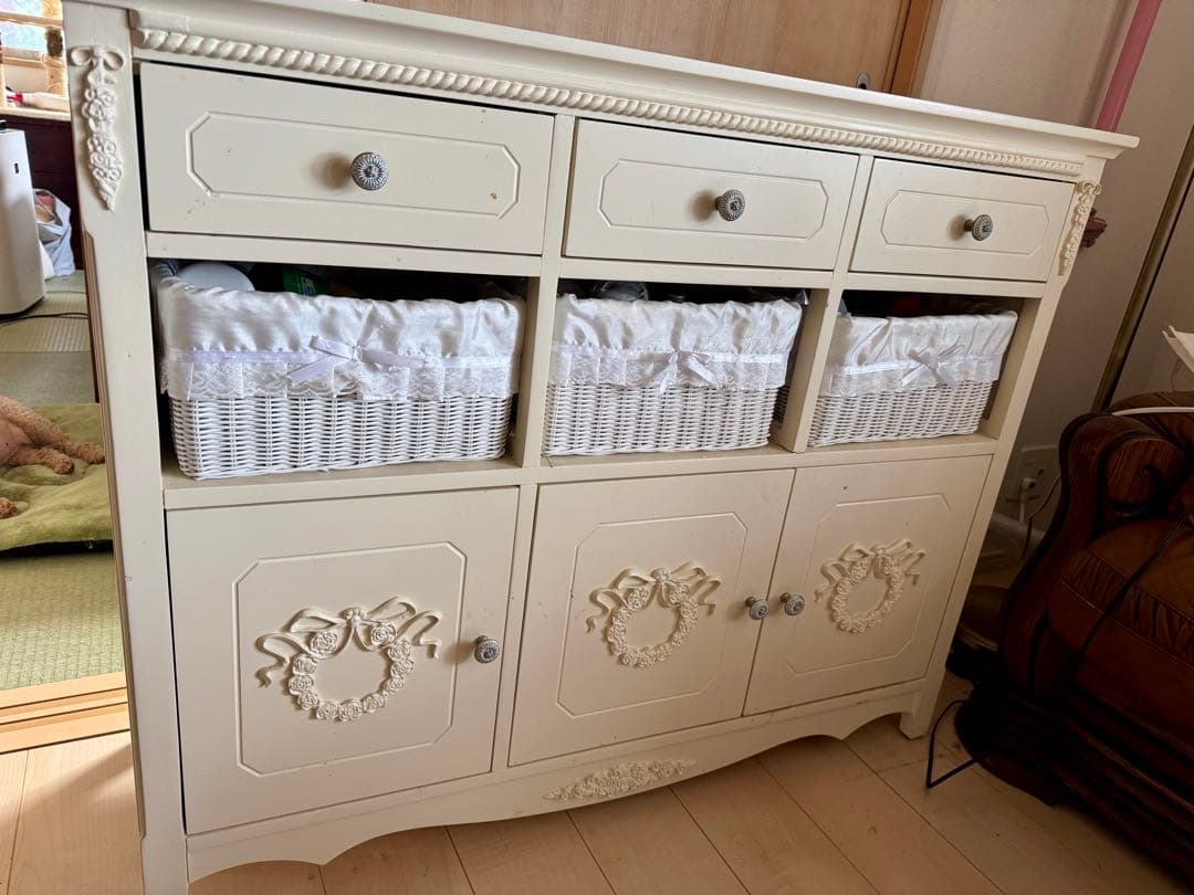 Pink Love アンティークホワイト木製キャビネット