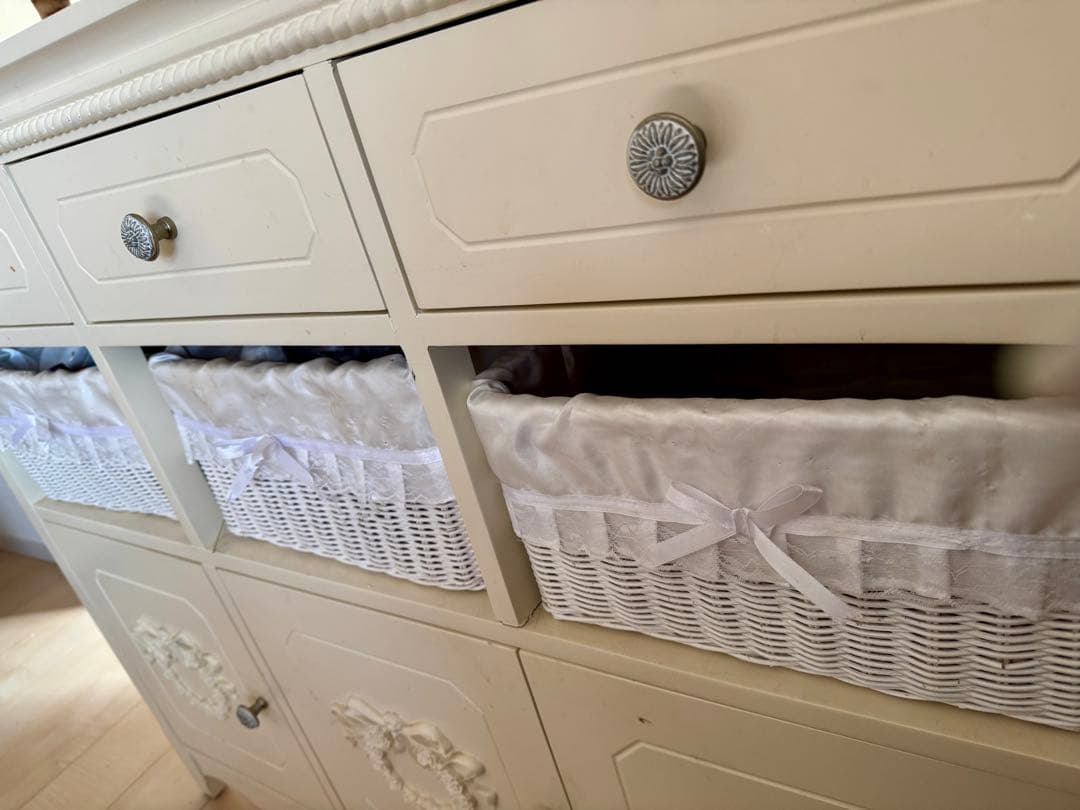 Pink Love アンティークホワイト木製キャビネット