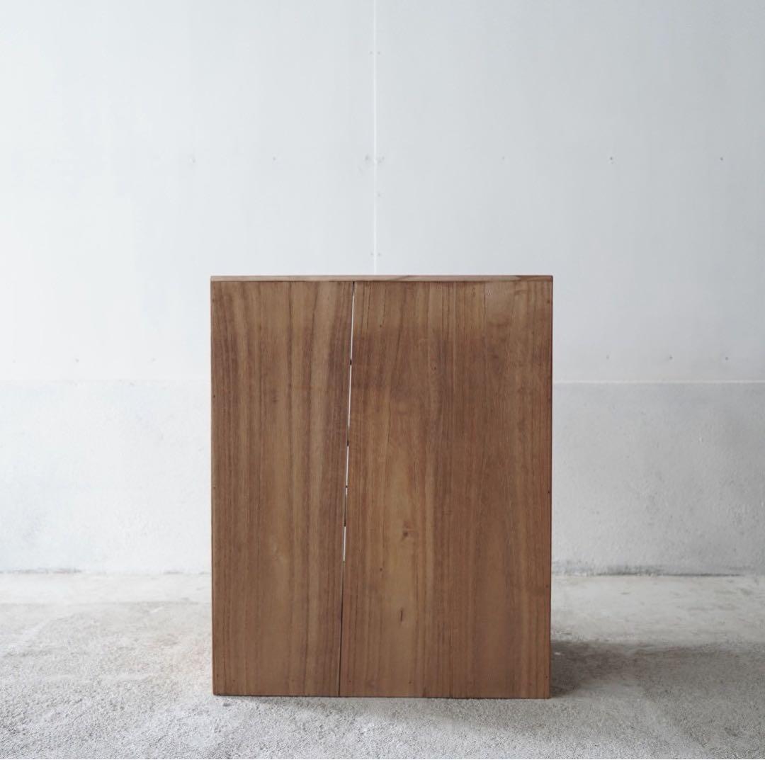 引き出しのついた木製棚