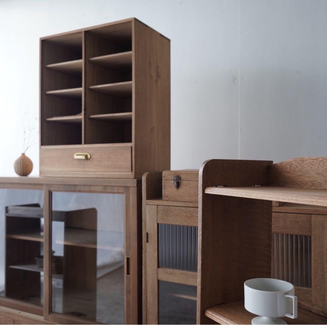 引き出しのついた木製棚