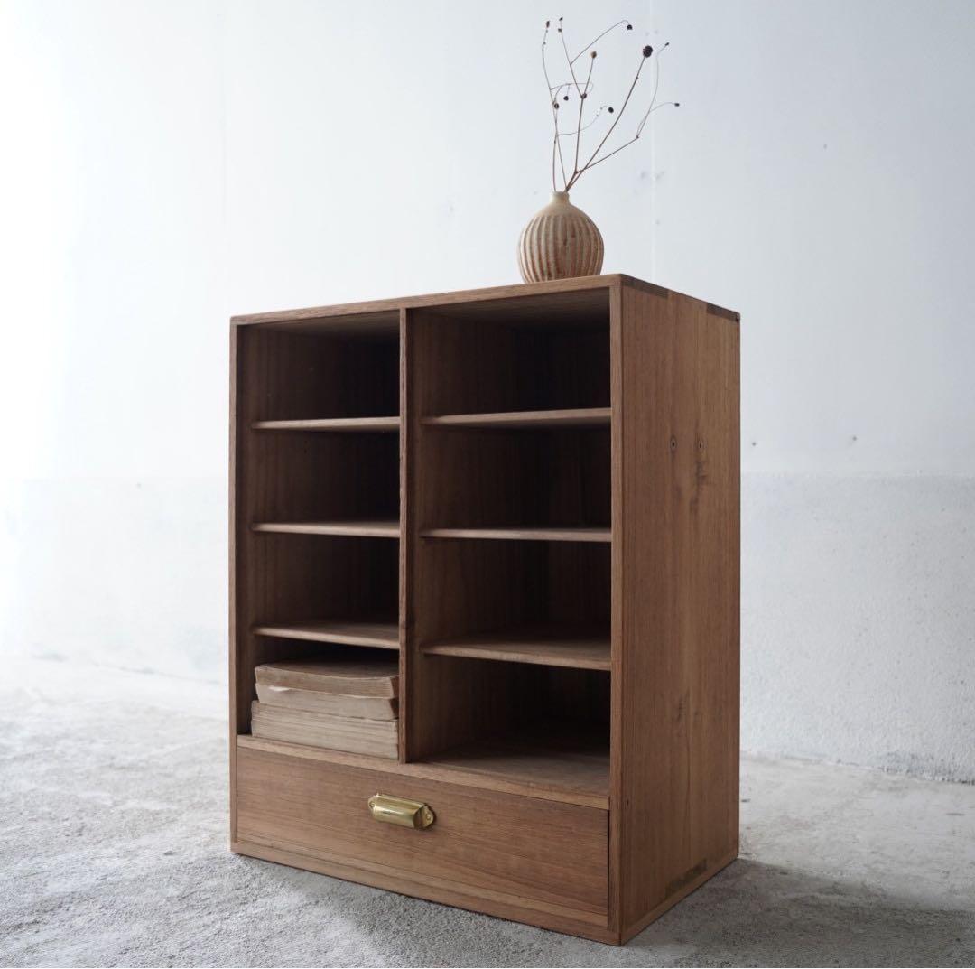 引き出しのついた木製棚